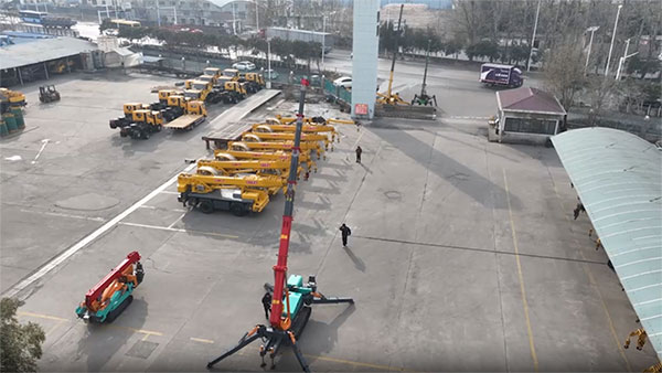Xe cẩu bánh xích chân nhện 5T
